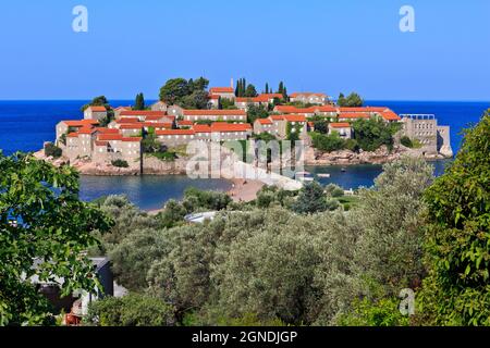 Panoramablick über die wunderschöne Insel (derzeit das 5-Sterne-Hotel Resort Aman Sveti Stefan) von Sveti Stefan, Montenegro Stockfoto