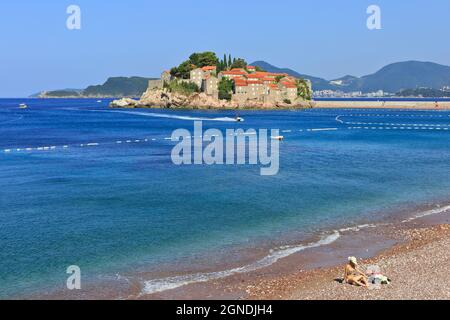 Panoramablick über die wunderschöne Insel (derzeit das 5-Sterne-Hotel Resort Aman Sveti Stefan) von Sveti Stefan, Montenegro Stockfoto