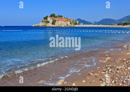 Panoramablick über die wunderschöne Insel (derzeit das 5-Sterne-Hotel Resort Aman Sveti Stefan) von Sveti Stefan, Montenegro Stockfoto