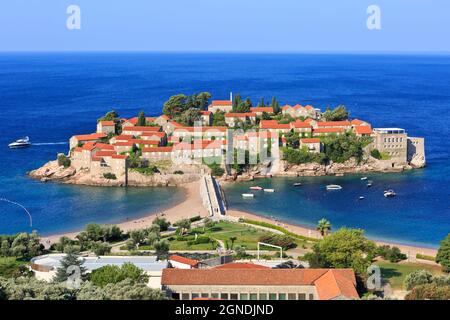 Panoramablick über die wunderschöne Insel (derzeit das 5-Sterne-Hotel Resort Aman Sveti Stefan) von Sveti Stefan, Montenegro Stockfoto