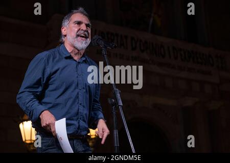 Barcelona, Spanien. September 2021. Jordi Cuixart, der präsident von 'Mnium Cultural spricht während der Kundgebung: Hunderte von Unterstützern der Unabhängigkeit Kataloniens haben sich auf der Plaza de Sant Jaume versammelt, die von der Versammlung Nacional Catalana (ANC) aufgerufen wurde, um die gerichtliche Verfolgung zu verurteilen, die der ehemalige Präsident Carles Puigdemont nach seiner Verhaftung auf der Insel Sardinien (Italien) erlitten hat. Kredit: SOPA Images Limited/Alamy Live Nachrichten Stockfoto