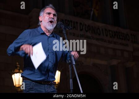 Barcelona, Spanien. September 2021. Jordi Cuixart, der präsident von 'Mnium Cultural spricht während der Kundgebung: Hunderte von Unterstützern der Unabhängigkeit Kataloniens haben sich auf der Plaza de Sant Jaume versammelt, die von der Versammlung Nacional Catalana (ANC) aufgerufen wurde, um die gerichtliche Verfolgung zu verurteilen, die der ehemalige Präsident Carles Puigdemont nach seiner Verhaftung auf der Insel Sardinien (Italien) erlitten hat. Kredit: SOPA Images Limited/Alamy Live Nachrichten Stockfoto