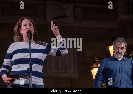 Barcelona, Spanien. September 2021. Elisenda Paluzie, die präsidentin der Assembla Nacional Catalana (ANC) spricht während der Kundgebung: Hunderte von Unterstützern der Unabhängigkeit Kataloniens haben sich auf der Plaza de Sant Jaume versammelt, die von der Versammlung Nacional Catalana (ANC) aufgerufen wurde, die gerichtliche Verfolgung zu verurteilen, die der ehemalige Präsident Carles Puigdemont nach seiner Verhaftung auf der Insel Sardinien erlitten hat (Italien). Kredit: SOPA Images Limited/Alamy Live Nachrichten Stockfoto