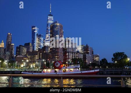 Weite Aufnahme des Finanzdistrikts von New York, einschließlich One World Trade Center in Twilight Stockfoto