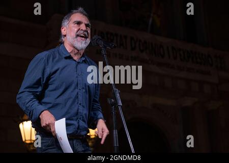 Barcelona, Spanien. September 2021. Jordi Cuixart, der präsident von 'Mnium Cultural spricht während der Kundgebung: Hunderte von Unterstützern der Unabhängigkeit Kataloniens haben sich auf der Plaza de Sant Jaume versammelt, die von der Versammlung Nacional Catalana (ANC) aufgerufen wurde, um die gerichtliche Verfolgung zu verurteilen, die der ehemalige Präsident Carles Puigdemont nach seiner Verhaftung auf der Insel Sardinien (Italien) erlitten hat. (Foto von Paco Freire/SOPA Images/Sipa USA) Quelle: SIPA USA/Alamy Live News Stockfoto