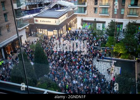 London, Großbritannien. 24 2021. September Hunderte versammeln sich bei Kerzenlicht-Mahnwache am Pegler Square, Kidbrooke South-East London für das 28-jährige Mordopfer Sabina Nessa Quelle: Lucy North/Alamy Live News Stockfoto