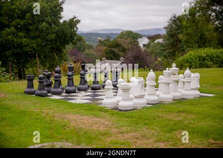 Riesenschach in einem englischen Garten auf dem Land. Stockfoto