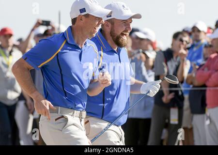 Kohler, USA. September 2021. Rory McIlroy und Shane Lowry vom Team Europe feiern Lawrys Fahrt vom 9. T-Shirt beim Freitag, den 24. September 2021, beim 43. Ryder Cup in der Whistling Straits in Kohler, Wisconsin. Foto von Mark Black/UPI Credit: UPI/Alamy Live News Stockfoto