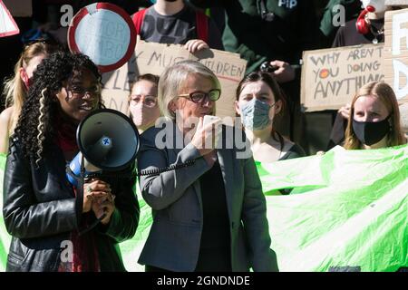 London, Großbritannien. September 2021. Natalie Bennett, Baroness Bennett von Manor Castle, spricht Hunderte von jungen Menschen an, die an einem Globalen Klimastreik teilnehmen, um intersektionale Klimagerechtigkeit zu fordern. Der Global Climate Strike wurde organisiert, um die schädlichen Einflüsse durch Kolonialismus, Imperialismus und Ausbeutung des Globalen Nordens auf MAPA (am stärksten betroffene Völker und Gebiete) hervorzuheben, die dazu beigetragen haben, dass sie jetzt die schlimmsten Auswirkungen der Klimakrise erleben, Und den globalen Norden aufzufordern, Reparationen an MAPA zu zahlen. Kredit: Mark Kerrison/Alamy Live Nachrichten Stockfoto