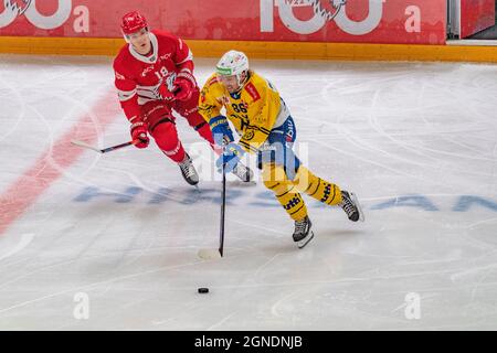 Lausanne, Schweiz. April 2021. Mathias Brome vom HC Davos ist im 8. Spiel der Schweizer Nationalliga 2021-2022 mit dem Lausanne HC und dem HC Davos im Einsatz (Foto: Eric Dubost/Pacific Press) Quelle: Pacific Press Media Production Corp./Alamy Live News Stockfoto