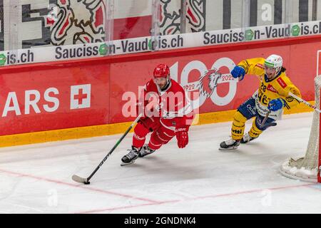 Lausanne, Schweiz. April 2021. Jason Fuchs vom Lausanne HC ist im 8. Spiel der Schweizer Nationalliga 2021-2022 mit dem Lausanne HC und dem HC Davos im Einsatz (Foto: Eric Dubost/Pacific Press) Quelle: Pacific Press Media Production Corp./Alamy Live News Stockfoto