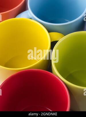 Set von bunten Keramikbecher, rot, gelb, grün, blau und orange Farbe, Nahaufnahme Stockfoto