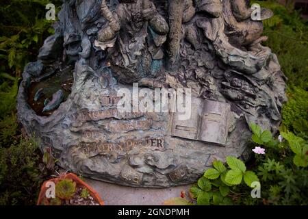 Statue, die Beatrix Potter bei der World of Beatrix Potter Attraktion in England gewidmet ist Stockfoto