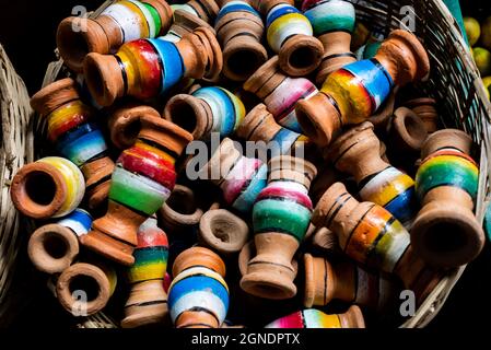 Bunte Keramikstücke zum Verkauf auf der berühmten und grandiosen Messe Sao Joaquim. Salvador, Bahia, Brasilien. Stockfoto