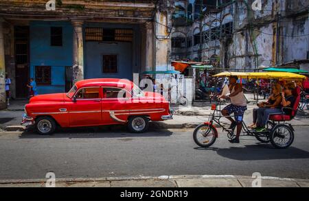 Havanna, Kuba, Juli 2019, Ansicht eines roten Chevrolets der 50er-60er-Jahre, der in einem alten Teil der Hauptstadt geparkt ist Stockfoto