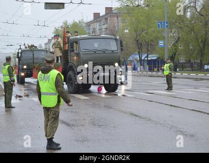 Kovrov, Russland. 9 Mai 2017. Feier des Siegestages. Militärfahrzeuge KAMAZ 53501 mit Szenen aus dem Leben sowjetischer Soldaten im Krieg erwartet den Start Stockfoto