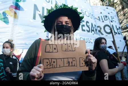 Buenos Aires, Argentinien. September 2021. (9/24/2021) Umweltgruppen und selbstorganisierte Menschen manifestieren sich im Zentrum von Obelisco, was den globalen Protest gegen den Klimawandel noch weiter ansteigen lässt. Sie behaupten die Schädlichkeit des Extraktivismus und das Problem der globalen Erwärmung. (Foto: Jaime Olivos/Pacific Press/Sipa USA) Quelle: SIPA USA/Alamy Live News Stockfoto