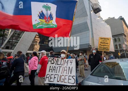 San Francisco, Usa. September 2021. Am 24. September 2021 versammelten sich Menschen vor dem San Francisco Federal Building, um gegen den Umgang der Regierung Biden mit der haitianischen Flüchtlingskrise in San Francisco, Kalifornien, USA, zu protestieren. Etwa 14,000 Migranten, viele aus Haiti, zelten entlang der Del Rio International Bridge an der Grenze zwischen den USA und Mexiko, während die Einwanderungsbehörden sie weiter verarbeiten und abschieben. (Foto: Yichuan Cao/Sipa USA) Quelle: SIPA USA/Alamy Live News Stockfoto