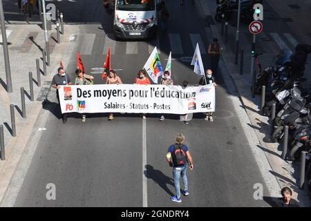 Marseille, Frankreich. September 2021. Während der Demonstration marschierten die Demonstranten mit einem riesigen Banner, das ihre Meinung zum Ausdruck brachte. Die Lehrer protestieren gegen die Politik des Ministers für nationale Bildung, Jean-Michel Blanquer, in Marseille, Frankreich. Kredit: SOPA Images Limited/Alamy Live Nachrichten Stockfoto