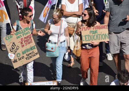 Marseille, Frankreich. September 2021. Während der Demonstration marschierten die Demonstranten mit Plakaten, auf denen ihre Meinung zum Ausdruck kam. Die Lehrer protestieren gegen die Politik des Ministers für nationale Bildung, Jean-Michel Blanquer, in Marseille, Frankreich. Kredit: SOPA Images Limited/Alamy Live Nachrichten Stockfoto