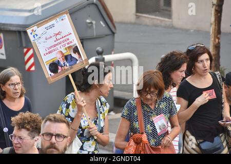 Marseille, Frankreich. September 2021. Eine Protesterin marschierte während der Demonstration mit einem Plakat, auf dem sie ihre Meinung ausdrückte. Die Lehrer protestieren gegen die Politik des Ministers für nationale Bildung, Jean-Michel Blanquer, in Marseille, Frankreich. Kredit: SOPA Images Limited/Alamy Live Nachrichten Stockfoto