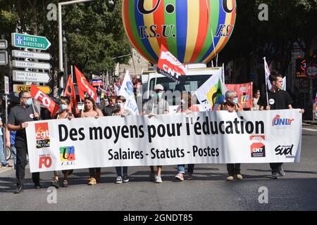 Marseille, Frankreich. September 2021. Während der Demonstration marschierten die Demonstranten mit einem riesigen Banner, das ihre Meinung zum Ausdruck brachte. Die Lehrer protestieren gegen die Politik des Ministers für nationale Bildung, Jean-Michel Blanquer, in Marseille, Frankreich. (Foto von Gerard Bottino/SOPA Images/Sipa USA) Quelle: SIPA USA/Alamy Live News Stockfoto