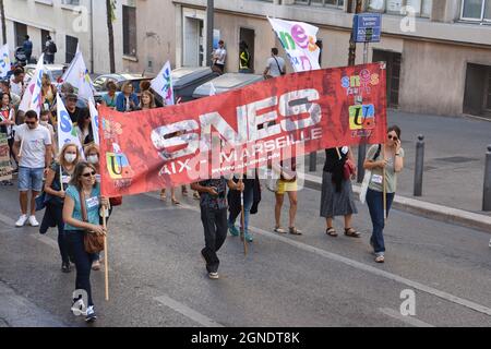 Marseille, Frankreich. September 2021. Während der Demonstration marschierten die Demonstranten mit einem riesigen Banner, das ihre Meinung zum Ausdruck brachte. Die Lehrer protestieren gegen die Politik des Ministers für nationale Bildung, Jean-Michel Blanquer, in Marseille, Frankreich. (Foto von Gerard Bottino/SOPA Images/Sipa USA) Quelle: SIPA USA/Alamy Live News Stockfoto