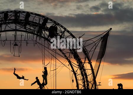 Trapezkünstler der französischen Zirkusgruppe Cirk VOSt Proben für ihre letzten Shows vor dem Sonnenuntergang. Shin Toyosu, Tokio, Japan. Stockfoto
