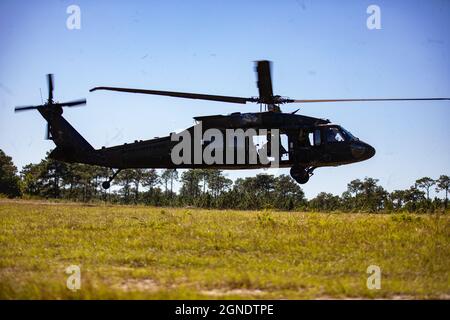 Fallschirmjäger, die dem Kampfteam der 3. Brigade, 82. Luftlandedivision, zugewiesen sind, nehmen an einer „Combined Arms Live Fire Exercise“ (CALFEX) auf Fort Bragg, N.C., 23. September 2021 Teil. Der CALFEX dient dazu, die taktische Bereitschaft in Live-Feuersituationen zu schärfen. (USA Armeefoto von PFC. Vincent Levelev) Stockfoto