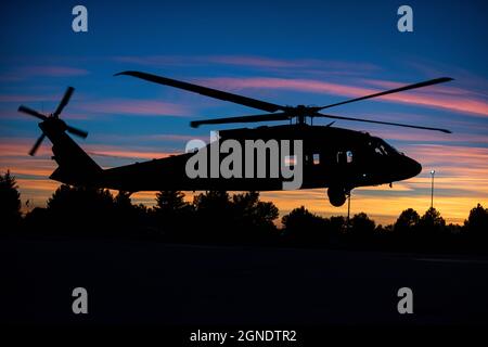 Die Idaho National Guard führte Nachttrainingsoperationen am 23. September 2021 durch. Die UH-60 Black Hawk-Hubschrauber der Idaho Army National Guard State Aviation Group hatten atemberaubende Starts bei Sonnenuntergang. (USA Foto der Nationalgarde von Meister Sgt. Becky Vanshur) Stockfoto