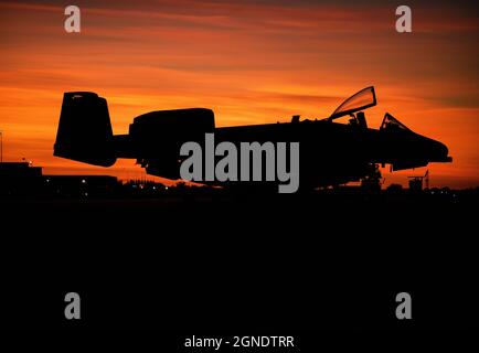 Die Idaho National Guard führte Nachttrainingsoperationen am 23. September 2021 durch. Die Piloten und Betreuer des 124th Fighter Wing A-10 Thunderbolt II genossen die nächtlichen Sonnenuntergänge, da sie diese Woche bis in die Abendstunden hinein arbeiteten. (USA Foto der Nationalgarde von Meister Sgt. Becky Vanshur) Stockfoto