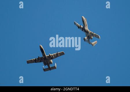 Die Idaho National Guard führte Nachttrainingsoperationen am 23. September 2021 durch. Die Piloten und Betreuer des 124th Fighter Wing A-10 Thunderbolt II genossen die nächtlichen Sonnenuntergänge, da sie diese Woche bis in die Abendstunden hinein arbeiteten. (USA Foto der Nationalgarde von Meister Sgt. Becky Vanshur) Stockfoto