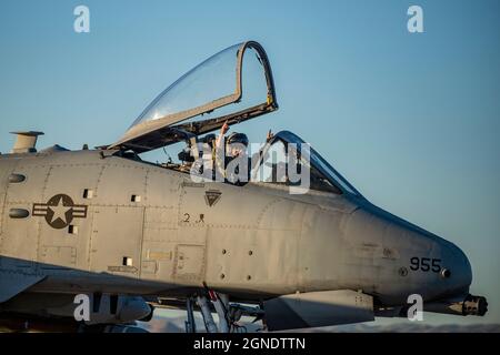 Die Idaho National Guard führte Nachttrainingsoperationen am 23. September 2021 durch. Die Piloten und Betreuer des 124th Fighter Wing A-10 Thunderbolt II genossen die nächtlichen Sonnenuntergänge, da sie diese Woche bis in die Abendstunden hinein arbeiteten. (USA Foto der Nationalgarde von Meister Sgt. Becky Vanshur) Stockfoto