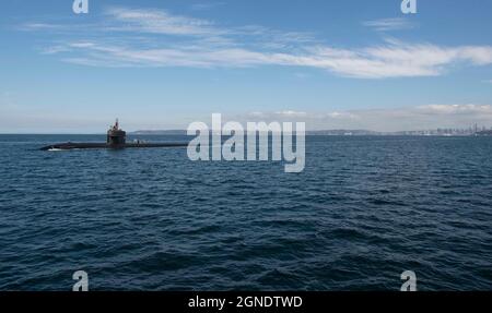 Das Los Angeles-Klasse Schnellangriffs-U-Boot USS Providence (SSN 719) durchsetzt den Puget Sound zu seinem neuen Heimathafen des Marinestützpunktes Kitsap in Bremerton, Washington, 23. September 2021. Providence, das älteste aktive Schnellangriff-U-Boot der US-Marine, segelte von Groton, Connecticut aus und soll den Inaktivierungs- und Stilllegungsprozess auf der Puget Sound Naval Shipyard beginnen. (USA Navy Foto von Mass Communication Specialist 1st Class Heather C. Wamsley) Stockfoto