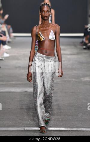 Mailand, Italien. September 2021. MISSONI SS22 Runway während der Milan Fashion Week am 2021. September - Mailand, Italien. 24/09/2021 Credit: dpa/Alamy Live News Stockfoto