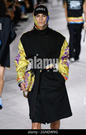 VERSACE SS22 Runway während der Milan Fashion Week am 2021. September - Mailand, Italien. 24/09/2021 Stockfoto