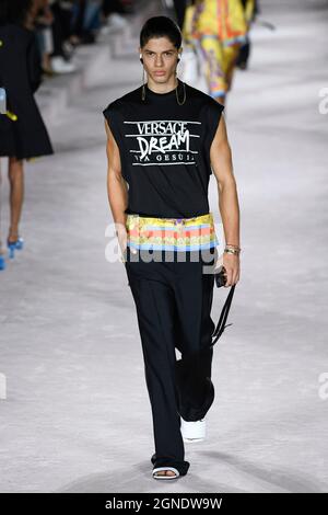 VERSACE SS22 Runway während der Milan Fashion Week am 2021. September - Mailand, Italien. 24/09/2021 Stockfoto