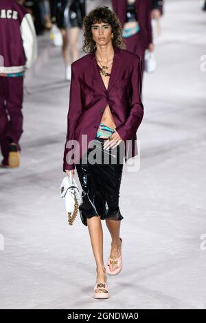 VERSACE SS22 Runway während der Milan Fashion Week am 2021. September - Mailand, Italien. 24/09/2021 Stockfoto