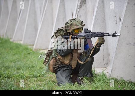 Lviv, Ukraine. September 2021. Das Militär nimmt mit einem Maschinengewehr in der Hand an den internationalen Militärübungen 'Rapid Trident - 2021' Teil. Auf dem Territorium des Internationalen Zentrums für Friedenssicherung und Sicherheit der Nationalen Akademie der Landstreitkräfte, benannt nach Hetman Petro Sahaidachny, Ukrainisch-amerikanische Kommando- und Stabsübungen mit Truppen "Rapid Trident - 2021" finden statt, die am 20. September begonnen haben und bis zum 1. Oktober 2021 dauern werden. An den Übungen nehmen Soldaten aus 15 Ländern Teil (Ukraine, USA, Deutschland, Bulgarien, Georgien, Italien, Polen, Rumänien, Große Brita Stockfoto