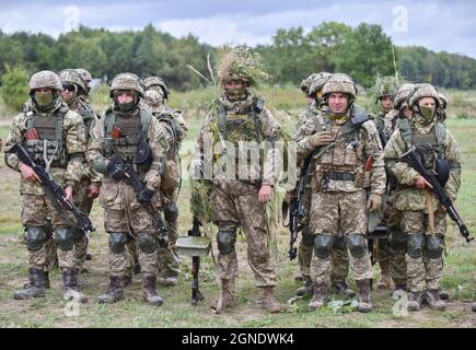 Lviv, Ukraine. September 2021. Ukrainisches Militär während der internationalen Militärübungen "Rapid Trident - 2021" gesehen.auf dem Territorium des Internationalen Zentrums für Friedenssicherung und Sicherheit der Nationalen Akademie der Landstreitkräfte, benannt nach Hetman Petro Sahaidachny, finden ukrainisch-amerikanische Kommando- und Stabsübungen mit Truppen "Rapid Trident - 2021" statt, Sie begannen am 20. September und dauern bis zum 1. Oktober 2021. An den Übungen nehmen Soldaten aus 15 Ländern Teil (Ukraine, USA, Deutschland, Bulgarien, Georgien, Italien, Polen, Rumänien, Großbritannien und andere). Insgesamt, abo Stockfoto