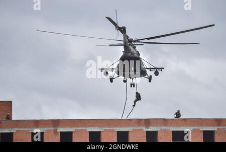 Lviv, Ukraine. September 2021. Das Militär landet auf dem Dach eines Gebäudes während der internationalen Militärübungen 'Rapid Trident - 2021' auf dem Territorium des Internationalen Zentrums für Friedenssicherung und Sicherheit der Nationalen Akademie der Landstreitkräfte, benannt nach Hetman Petro Sahaidachny, Ukrainisch-amerikanische Kommando- und Stabsübungen mit Truppen "Rapid Trident - 2021" finden statt, die am 20. September begonnen haben und bis zum 1. Oktober 2021 dauern werden. An den Übungen nehmen Soldaten aus 15 Ländern Teil (Ukraine, USA, Deutschland, Bulgarien, Georgien, Italien, Polen, Rumänien, Großbritannien und andere Stockfoto