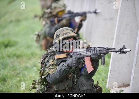 Lviv, Ukraine. September 2021. Das Militär nimmt mit einem Maschinengewehr in der Hand an den internationalen Militärübungen 'Rapid Trident - 2021' Teil. Auf dem Territorium des Internationalen Zentrums für Friedenssicherung und Sicherheit der Nationalen Akademie der Landstreitkräfte, benannt nach Hetman Petro Sahaidachny, Ukrainisch-amerikanische Kommando- und Stabsübungen mit Truppen "Rapid Trident - 2021" finden statt, die am 20. September begonnen haben und bis zum 1. Oktober 2021 dauern werden. An den Übungen nehmen Soldaten aus 15 Ländern Teil (Ukraine, USA, Deutschland, Bulgarien, Georgien, Italien, Polen, Rumänien, Große Brita Stockfoto