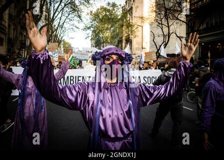 Buenos Aires, Argentinien. September 2021. Während der Demonstration treten Demonstranten in purpurnen Kostümen auf. An diesem Freitag versammelten sich verschiedene Organisationen auf der Plaza del Mayo, um an den nationalen und globalen Demonstrationen teilzunehmen, die dringende Maßnahmen zur Umkehr der Klimakrise forderten. (Foto: Alejo Manuel Avila/SOPA Images/Sipa USA) Quelle: SIPA USA/Alamy Live News Stockfoto