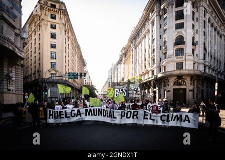 Buenos Aires, Argentinien. September 2021. Die Demonstranten marschieren, während sie während der Demonstration ein riesiges Banner mit der Aufschrift „globaler Streik für das Klima“ halten. An diesem Freitag versammelten sich verschiedene Organisationen auf der Plaza del Mayo, um an den nationalen und globalen Demonstrationen teilzunehmen, die dringende Maßnahmen zur Umkehr der Klimakrise forderten. (Foto: Alejo Manuel Avila/SOPA Images/Sipa USA) Quelle: SIPA USA/Alamy Live News Stockfoto