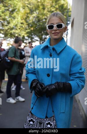 Mailand, Italien. September 2021. (INT) berühmte Influencer verfolgen Pradas Modenschau auf der Milan Fashion Week. 24. September 2021, Mailand, Italien: Model und Influencerin Caroline Daur besucht Pradas Modenschau während der Milan Fashion Week, in der Fondazione Prada, in Mailand, am Freitag (24). Die Mailänder Modewoche, die mit den meisten Präsentationen persönlich vom 21. Bis 27. September zurückkehrt. (Bild: © Eliane Diotti/TheNEWS2 via ZUMA Press Wire) Bild: ZUMA Press, Inc./Alamy Live News Stockfoto