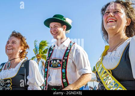 Hollywood Beach Florida, Oktoberfest deutsche Kulturfestival Tänzer, Mann Frauen lächelnd Outfits Kostüme tracht Dirndl Kleider Lederhosen Shorts Stockfoto