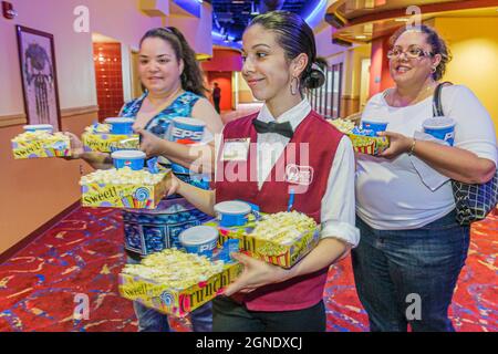 Portage Indiana, 16 IMAX-Kino-Komplex, weibliche Frauen Teenager-Mädchen Popcorn, Angestellte Angestellte, die Uniform-Snacks, Snacks und Getränke mit sich führen Stockfoto