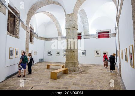 Porto Portugal,Centro Portugues de Fotografia Portuguese Photography Centre Museum,Ausstellungsausstellung Sammlung demasiado humano paar Männer Frauen loo Stockfoto