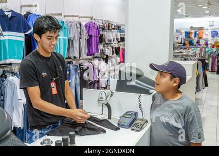 Tacna Peru, Calle San Martin, Laden in Innenbekleidung, Hispanic Junge Teenager Kassierer Mitarbeiter mit Scanner Stockfoto