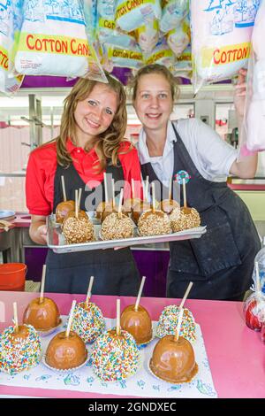 Kenosha Wisconsin, Kenosha County Fairgrounds The Ultimate Kid Fest, Mitarbeiter Süßigkeiten Äpfel Baumwolle Süßigkeiten Süßigkeiten Frauen Stockfoto